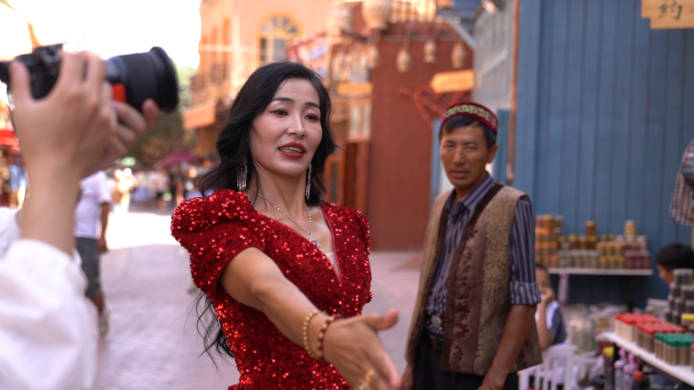 新疆牧民为自家羊排拍视频，网友：堪比广告大片，在网络走红